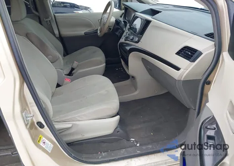 2011 Toyota Sienna Base V6 z USA, uszkodzony, nr VIN 5TDZK3DC1BS026467